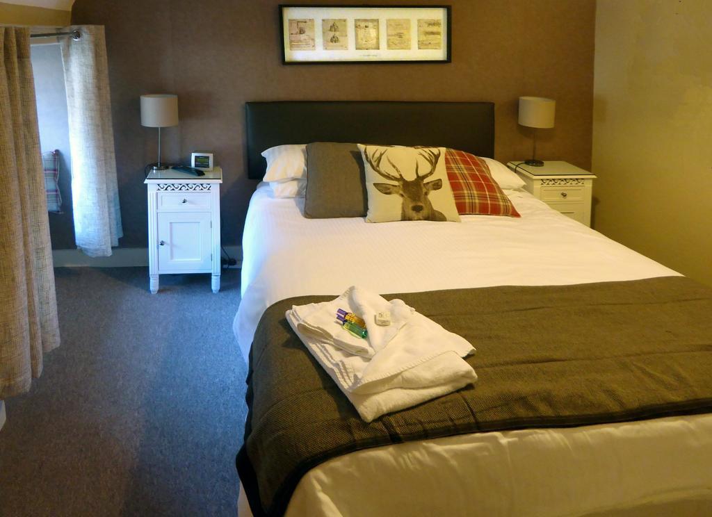 Отель Hambro Arms Milton Abbas Номер фото