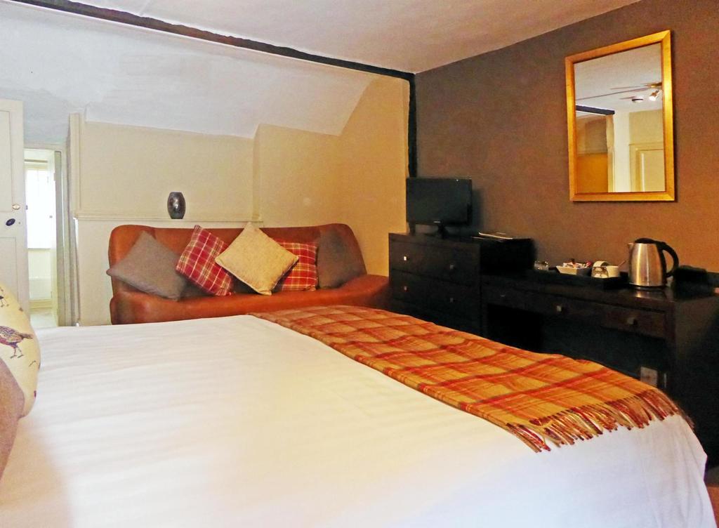 Отель Hambro Arms Milton Abbas Номер фото