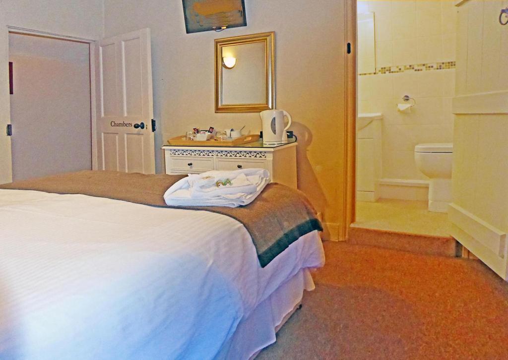 Отель Hambro Arms Milton Abbas Номер фото