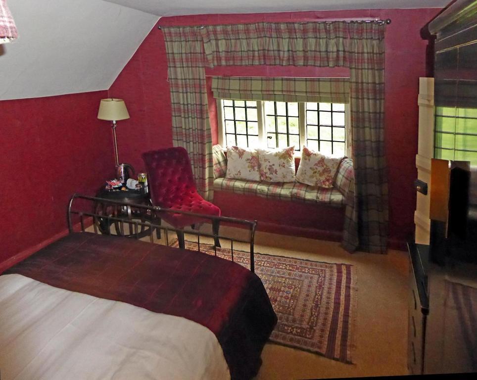 Отель Hambro Arms Milton Abbas Номер фото