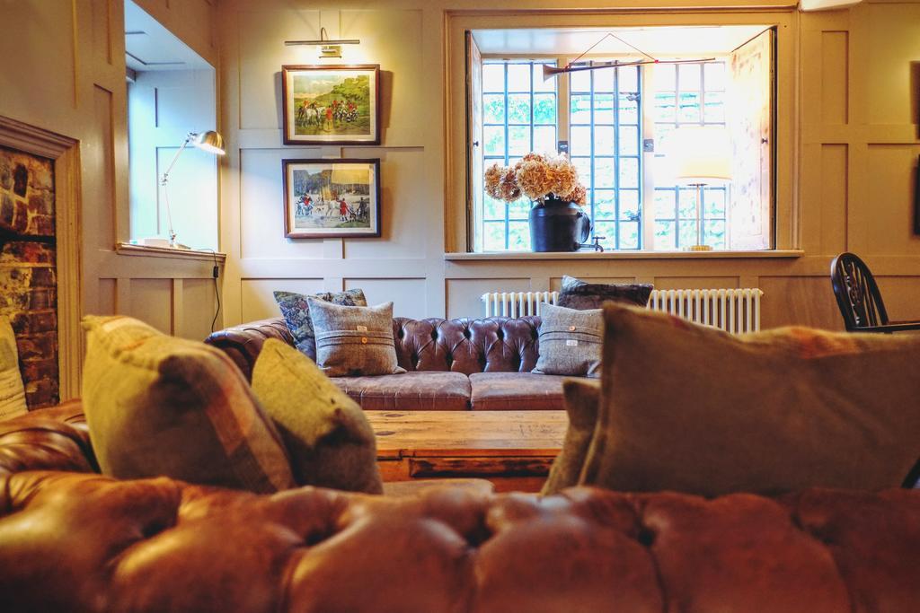 Отель Hambro Arms Milton Abbas Экстерьер фото