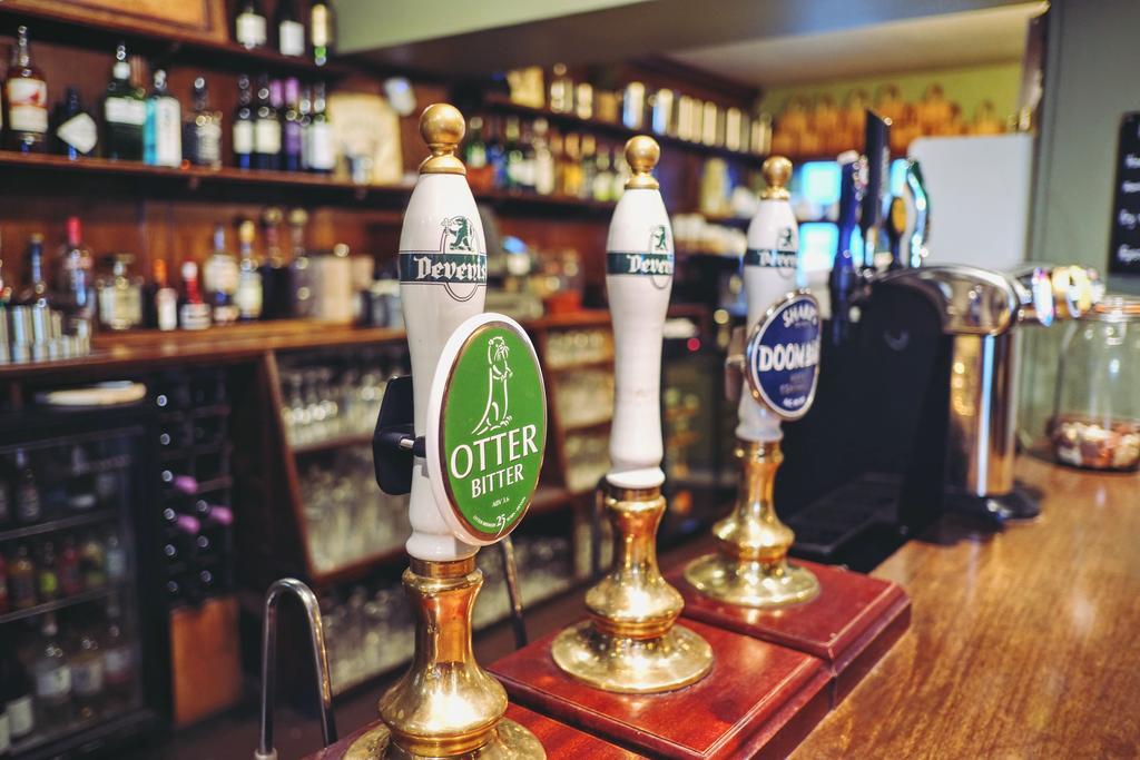 Отель Hambro Arms Milton Abbas Экстерьер фото